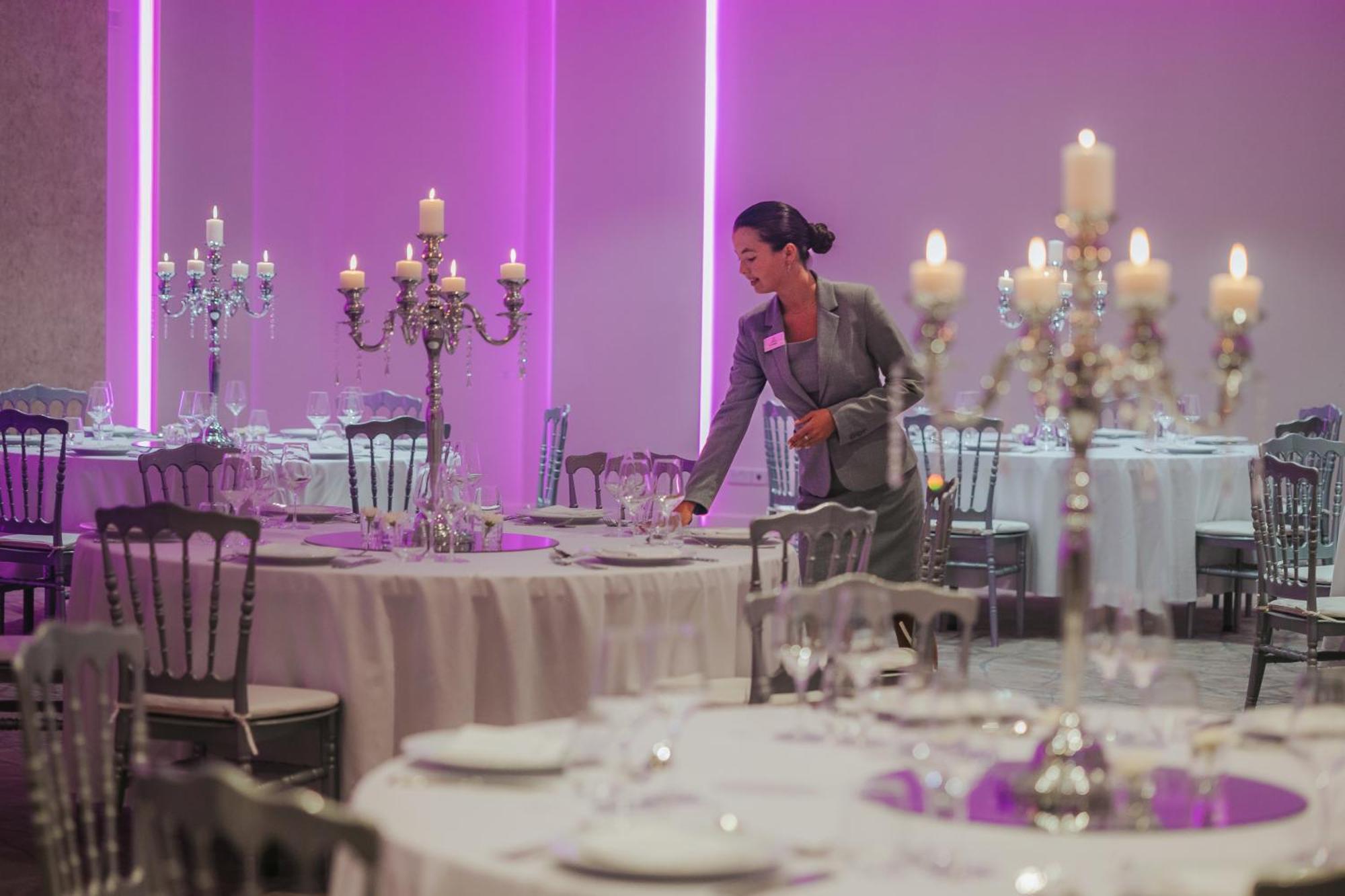 Royal Apollonia By Louis Hotels Limassol Exterior foto A hotel staff member sets up a table for a wedding reception