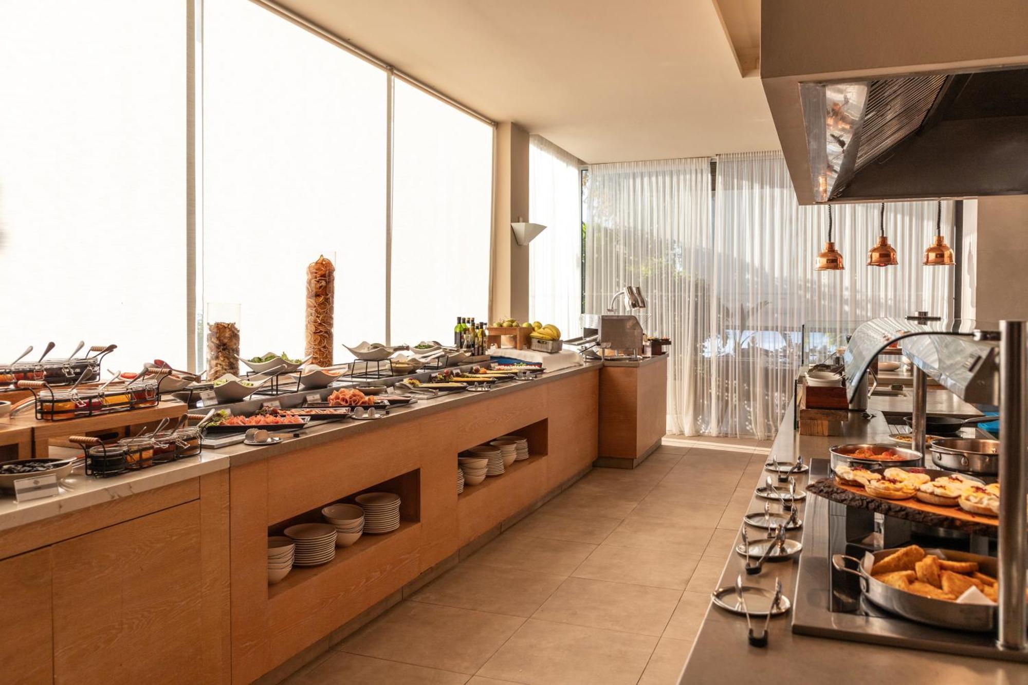 Royal Apollonia By Louis Hotels Limassol Exterior foto The buffet at the hotel